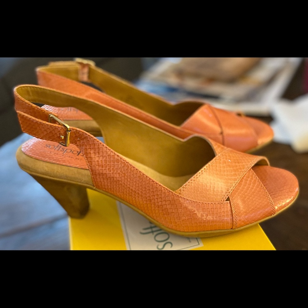 Softspot Naveah slingback sandals in coral, size 10N